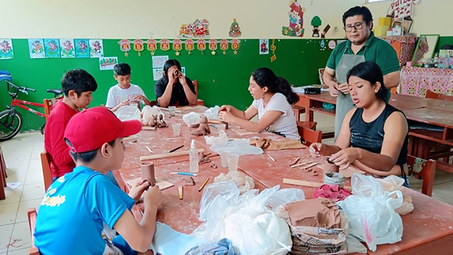 Niños elaboran hermosas figuras en el Taller de Cerámica 