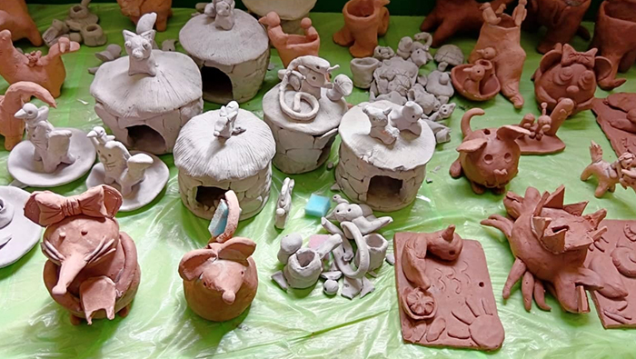 Niños elaboran hermosas figuras en el Taller de Cerámica 