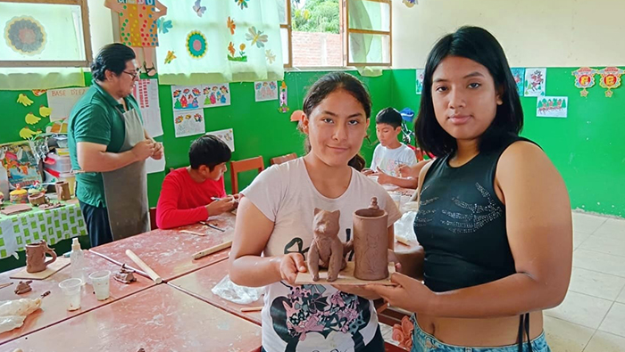 Niños elaboran hermosas figuras en el Taller de Cerámica 
