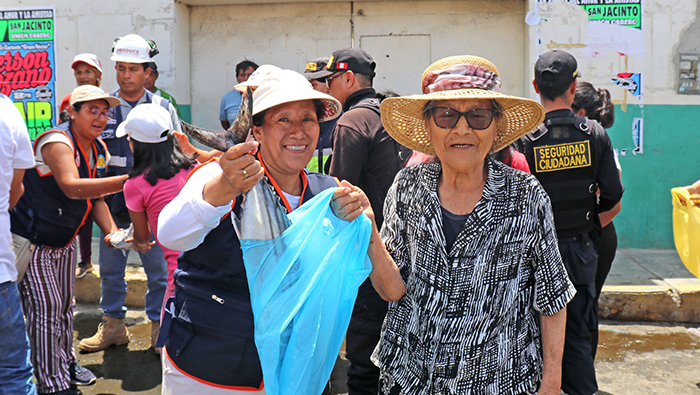 Vecinos de San Jacinto se benefician con reparto de pescado Bonito