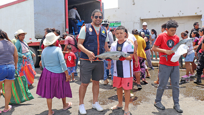 Vecinos de San Jacinto se benefician con reparto de pescado Bonito