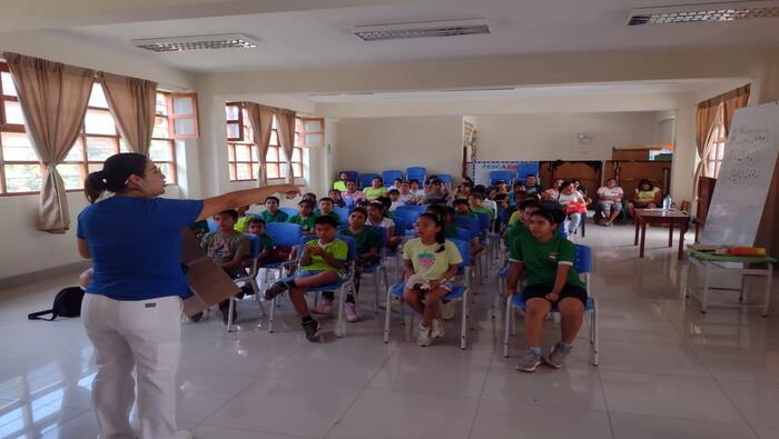 La actividad se realizó en el auditorio de la I.E 10050, donde se congregaron más de 100 participantes, entre niños, niñas, adolescentes y padres de familia.