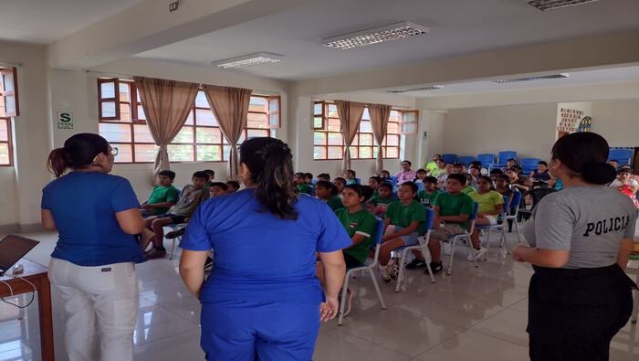 La actividad se realizó en el auditorio de la I.E 10050, donde se congregaron más de 100 participantes, entre niños, niñas, adolescentes y padres de familia.