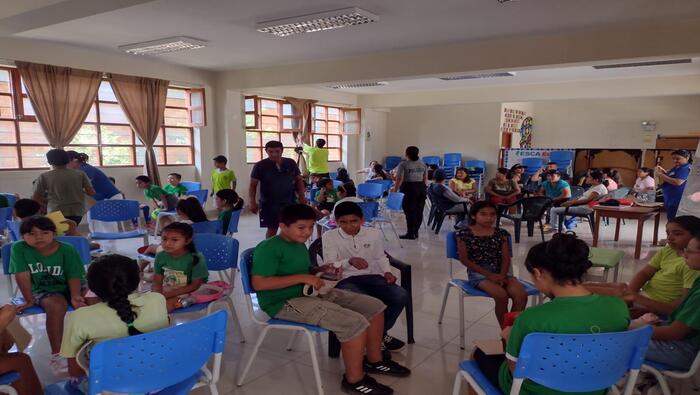 La actividad se realizó en el auditorio de la I.E 10050, donde se congregaron más de 100 participantes, entre niños, niñas, adolescentes y padres de familia.