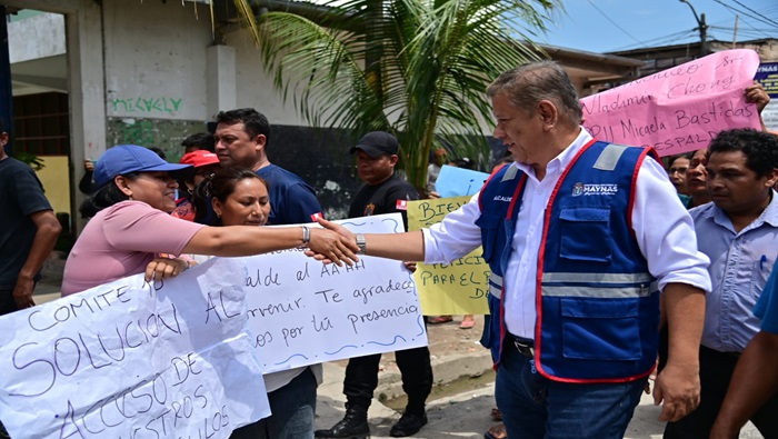 Alcalde siendo recibido por los vecinos de la zona 