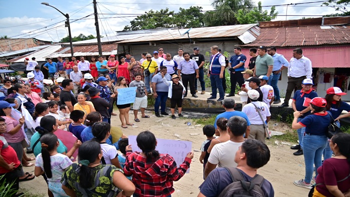 Alcalde de Maynas junto a los vecinos