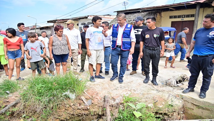 Alcalde de Maynas junto a los vecinos