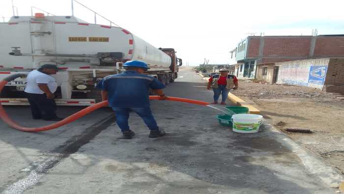 Además, a través de la cisterna del MVCS también viene abasteciendo a otros sectores que no cuentan con el líquido elemento, a fin que los pobladores puedan acceder al agua potable de forma gratuita.