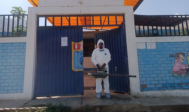 Municipalidad de Aucallama continúa jornadas de desinfección y fumigación en Instituciones Educativas.