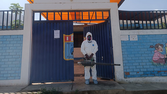 Municipalidad de Aucallama continúa jornadas de desinfección y fumigación en Instituciones Educativas.