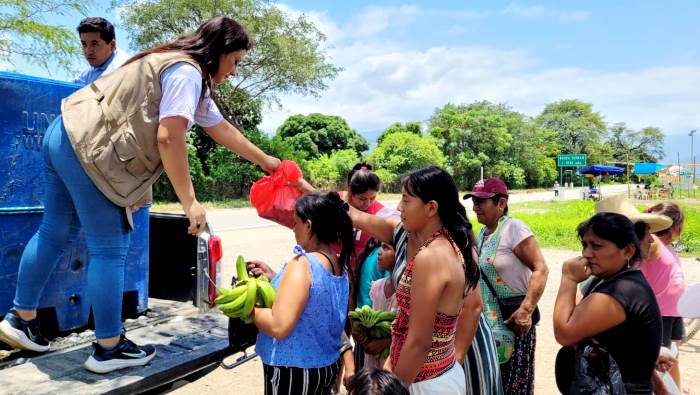 Comité de Damas del GORE beneficia a familias de la sierra piurana con pescado y plátano