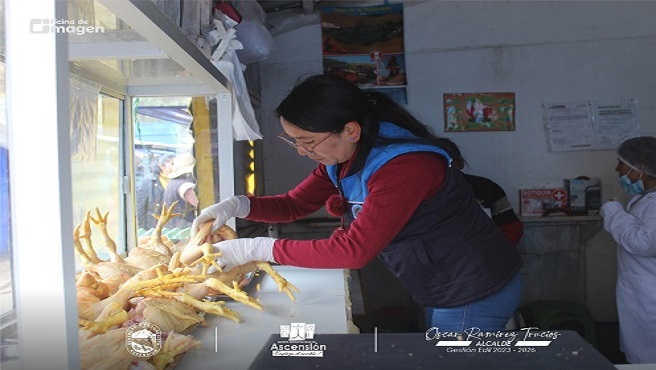 Verificación de calidad en ventas de pollos del Mercadillo de Ascensión.