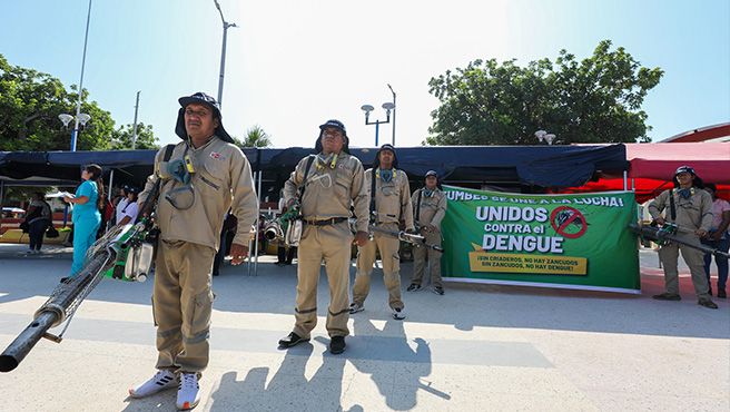 Ministro César Vásquez supervisó las acciones de prevención y control del dengue casa por casa en Tumbes