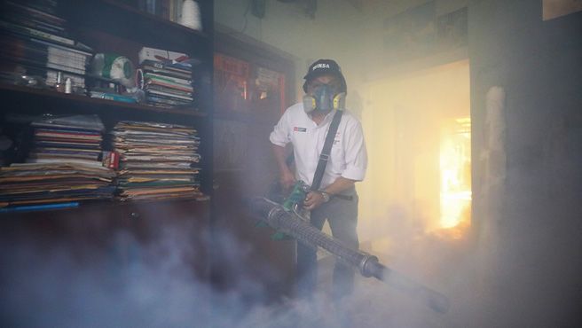 Ministro César Vásquez supervisó las acciones de prevención y control del dengue casa por casa en Tumbes