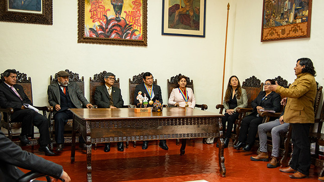 Autoridades de la UNADQTC y de la Municipalidad de Calca, junto a estudiantes de la filial Calca