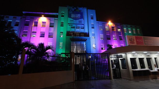 Frontis del Minsa se ilumina de colores para conmemorar el Día Mundial de Enfermedades Raras y Huérfanas