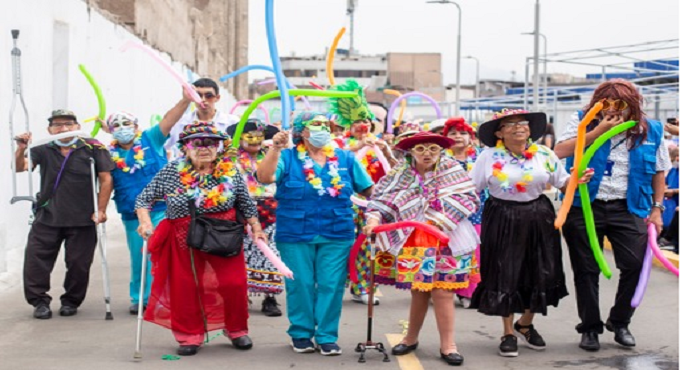 EsSalud: adultos mayores clausuran Talleres de Verano 2024 al ritmo de tradicional yunza y carnavales