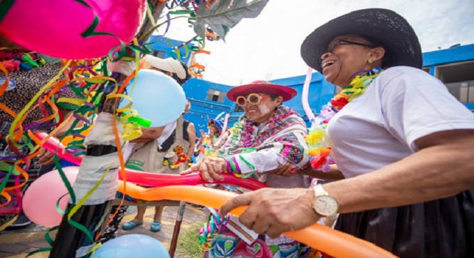EsSalud: adultos mayores clausuran Talleres de Verano 2024 al ritmo de tradicional yunza y carnavales
