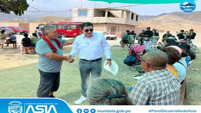 El alcalde de la Municipalidad Distrital de Asia, Isaias Alcántara Malásquez, estuvo presente en el inicio de las actividades por el 81º Aniversario del Anexo La Esquina. Asimismo, el burgomaestre asiano felicitó a todos los pobladores por mantener vivas nuestras costumbres.
#MunicipalidadDistritalDeAsia
#PorelDesarrollodeAsia
#IsaiasAlcantaraAlcaldedeAsia