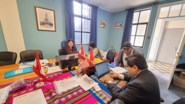 Consulado General del Perú en Santiago acerca sus servicios en jornada a los connacionales damnificados en Quilpué