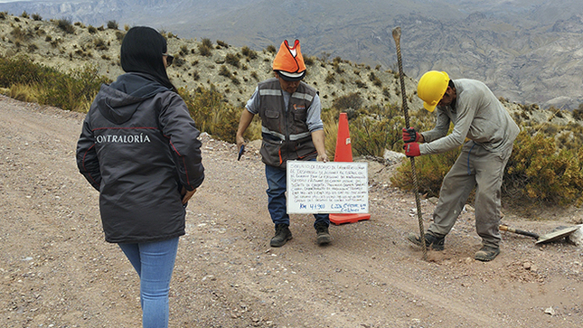 La Contraloría General descubrió irregularidades en los recursos transferidos a la Municipalidad Provincial General Sánchez Cerro (MPGSC), con el fin de fomentar la reactivación económica debido a la pandemia del Covid-19. Específicamente, se detectaron problemas en el mantenimiento del camino vecinal Chojata 1, donde el mal proceder de funcionarios y servidores ocasionó pérdidas para el Estado que ascienden a S/ 374,529.
