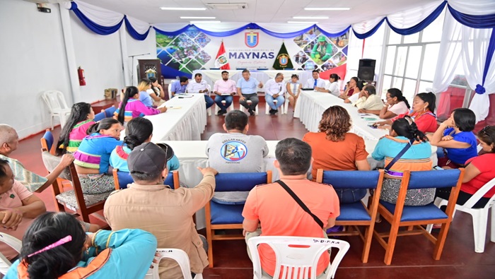 Alcalde y su equipo junto a la asociación de artesanos
