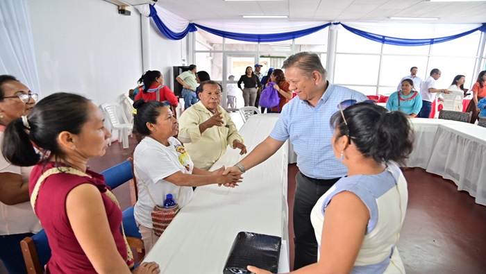 Alcalde y su equipo junto a la asociación de artesanos 