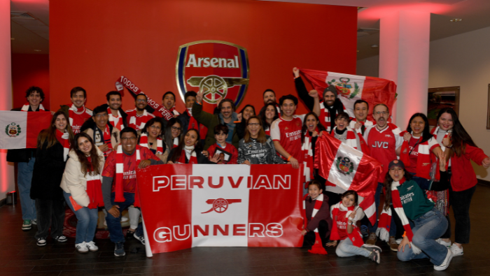 Comunidad peruana en Londres rinde homenaje al Arsenal con tradicional Torito de Pucará