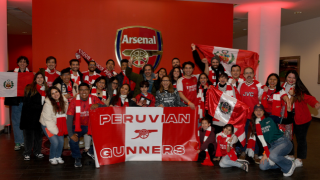 Comunidad peruana en Londres rinde homenaje al Arsenal con tradicional Torito de Pucará