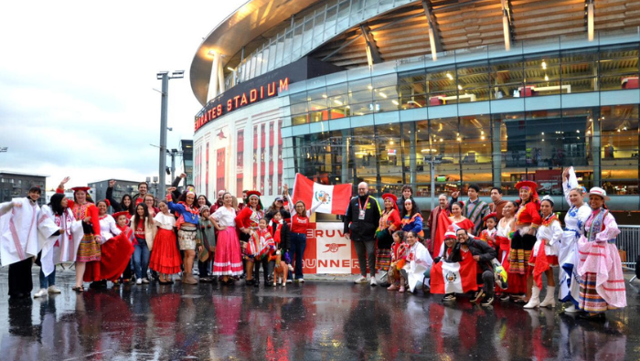 Comunidad peruana en Londres rinde homenaje al Arsenal con tradicional Torito de Pucará