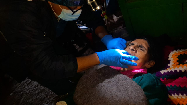Apoyo médico a cajabambina adulta mayor