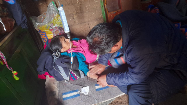 Apoyo médico a cajabambina adulta mayor