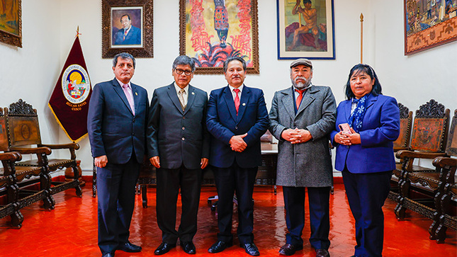 Autoridades de la UNADQTC acompañados del director y docente del colegio Garcilaso 