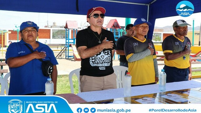 Los Talleres de Verano de Vóley, Fútbol, Boxeo y Ajedrez de Vacaciones Divertidas que brindó la Municipalidad Distrital de Asia, fueron clausurados por el alcalde de nuestro distrito, Isaias Alcántara Malásquez. La ceremonia se realizó en el complejo deportivo del Anexo Santa Cruz de Asia.
En donde participaron cientos de niños, quienes mostraron todo lo aprendido durante sus semanas de aprendizaje. 
Cabe resaltar que los  Talleres de Verano iniciaron sus clases el 16 de enero al 27 de febrero, en los distintos anexos, donde se albergó cientos de niños y jóvenes del distrito.
#MunicipalidadDistritalDeAsia
#PorelDesarrollodeAsia
#IsaiasAlcantaraAlcaldedeAsia