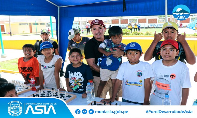 Los Talleres de Verano de Vóley, Fútbol, Boxeo y Ajedrez de Vacaciones Divertidas que brindó la Municipalidad Distrital de Asia, fueron clausurados por el alcalde de nuestro distrito, Isaias Alcántara Malásquez. La ceremonia se realizó en el complejo deportivo del Anexo Santa Cruz de Asia.
En donde participaron cientos de niños, quienes mostraron todo lo aprendido durante sus semanas de aprendizaje.
Cabe resaltar que los Talleres de Verano iniciaron sus clases el 16 de enero al 27 de febrero, en los distintos anexos, donde se albergó cientos de niños y jóvenes del distrito.
#MunicipalidadDistritalDeAsia
#PorelDesarrollodeAsia
#IsaiasAlcantaraAlcaldedeAsia