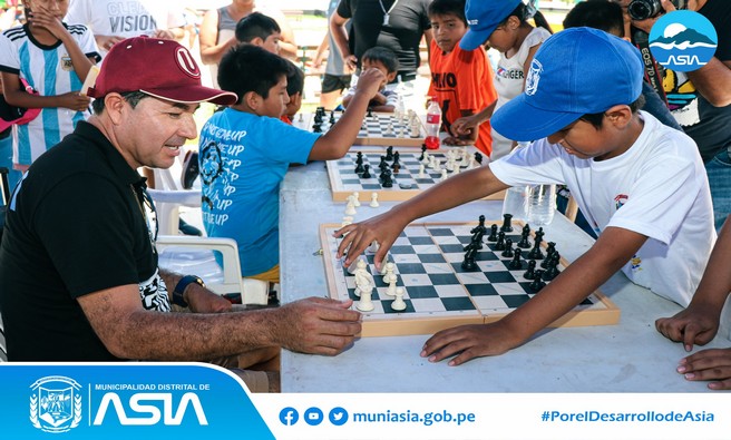 Los Talleres de Verano de Vóley, Fútbol, Boxeo y Ajedrez de Vacaciones Divertidas que brindó la Municipalidad Distrital de Asia, fueron clausurados por el alcalde de nuestro distrito, Isaias Alcántara Malásquez. La ceremonia se realizó en el complejo deportivo del Anexo Santa Cruz de Asia.
En donde participaron cientos de niños, quienes mostraron todo lo aprendido durante sus semanas de aprendizaje. 
Cabe resaltar que los  Talleres de Verano iniciaron sus clases el 16 de enero al 27 de febrero, en los distintos anexos, donde se albergó cientos de niños y jóvenes del distrito.
#MunicipalidadDistritalDeAsia
#PorelDesarrollodeAsia
#IsaiasAlcantaraAlcaldedeAsia