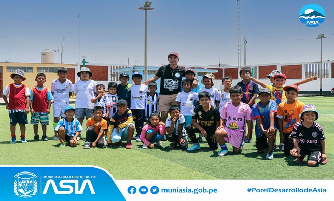 Los Talleres de Verano de Vóley, Fútbol, Boxeo y Ajedrez de Vacaciones Divertidas que brindó la Municipalidad Distrital de Asia, fueron clausurados por el alcalde de nuestro distrito, Isaias Alcántara Malásquez. La ceremonia se realizó en el complejo deportivo del Anexo Santa Cruz de Asia.
En donde participaron cientos de niños, quienes mostraron todo lo aprendido durante sus semanas de aprendizaje.
Cabe resaltar que los Talleres de Verano iniciaron sus clases el 16 de enero al 27 de febrero, en los distintos anexos, donde se albergó cientos de niños y jóvenes del distrito.
#MunicipalidadDistritalDeAsia
#PorelDesarrollodeAsia
#IsaiasAlcantaraAlcaldedeAsia