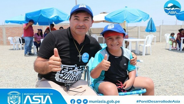 Con gran éxito se llevó a cabo la clausura del taller de natación en los anexos de Santa Rosa y La Capilla (Sector Buena Vista), impulsado por la Municipalidad Distrital de Asia. En ambas actividades se contó con la presencia del alcalde Isaias Alcántara Malásquez, quien elogió el trabajo de los profesores y destacó el rápido aprendizaje de los estudiantes. 
Asimismo, los alumnos pusieron en práctica lo aprendido, ante las miradas de satisfacción de sus padres, familiares, profesores y ante las autoridades, como los regidores y el alcalde del distrito.
#MunicipalidadDistritalDeAsia
#PorelDesarrollodeAsia
#IsaiasAlcantaraAlcaldedeAsia