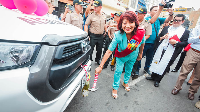 Gobernadora Rosa Vásquez y ministro Víctor Torres entregan 23 patrulleros a la Policía Nacional