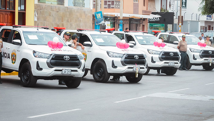 Gobernadora Rosa Vásquez y ministro Víctor Torres entregan 23 patrulleros a la Policía Nacional