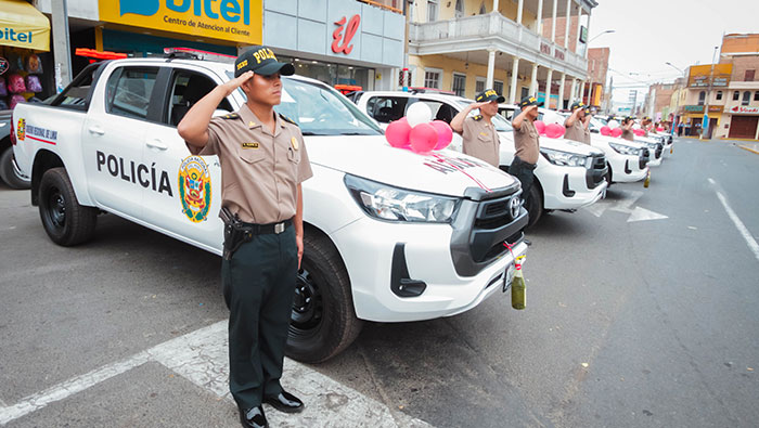 Gobernadora Rosa Vásquez y ministro Víctor Torres entregan 23 patrulleros a la Policía Nacional