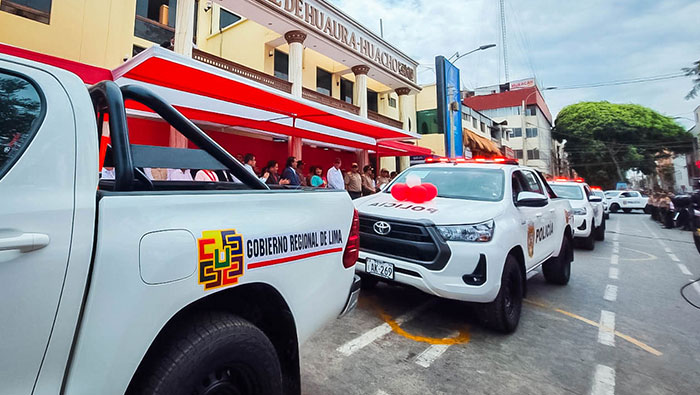 Gobernadora Rosa Vásquez y ministro Víctor Torres entregan 23 patrulleros a la Policía Nacional