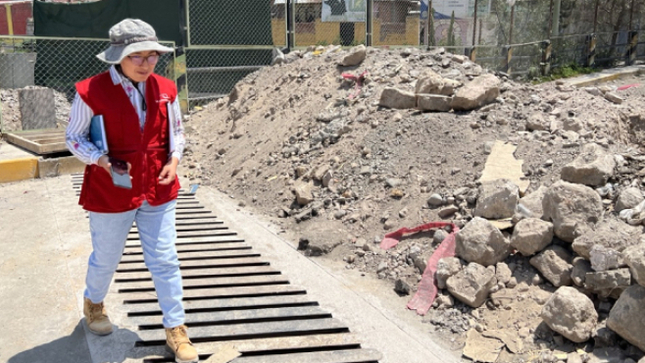 La Contraloría General identificó trabajos no acordes con el expediente técnico y la normativa aplicable en la obra de reconstrucción mediante inversión (IRI) denominada “Reconstrucción de pistas y veredas de los tramos de las avenidas Cahuide, Las Torres, México, Av. Roosevelt y la calle 12 de Octubre (en el distrito de Alto Selva Alegre), a pesar de que el contratista culminó los trabajos el 13 de enero y el inspector del municipio dio la conformidad respectiva.