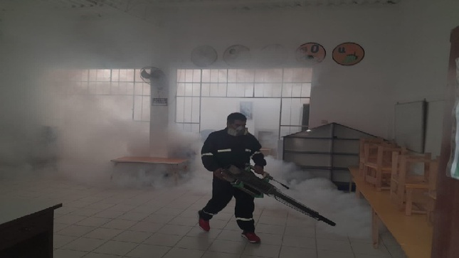 Inician fumigación de colegios