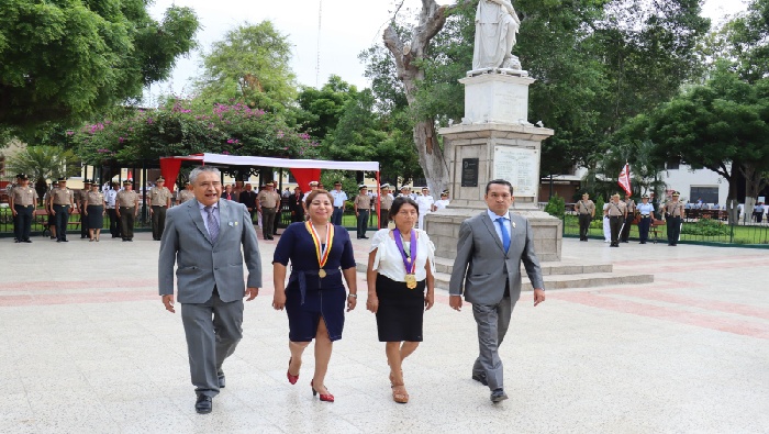 Izamiento de banderas por el Día del Artesano