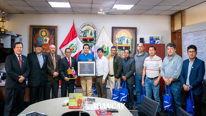 Reconocimiento De La Universidad Andina Del Cusco Al Alcalde Raúl Peña “Premio Al Liderazgo Comunitario”