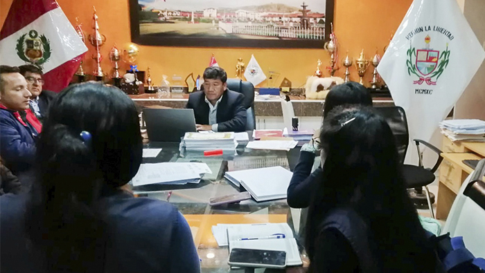 Imagen de los integrantes de la reunión en las oficinas de la UGEL Sánchez Carrión