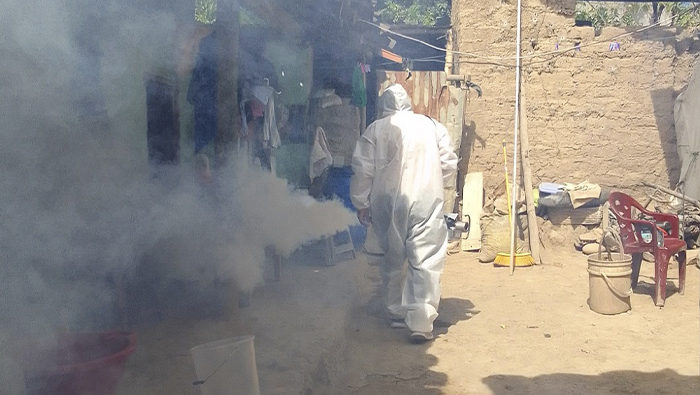 Imagenes de los miembros fumigando