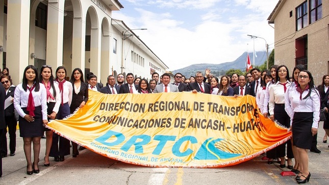 Imagen del personal de la DRTC en el desfile por el Aniversario 203 de la Región Áncash