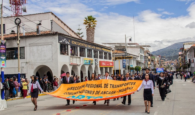 Imagen del personal de la DRTC en el desfile por el Aniversario 203 de la Región Áncash